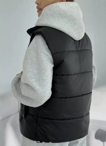 Жилет утепленный ДАКАРА на замке, 100пэ, пл.70, черн.